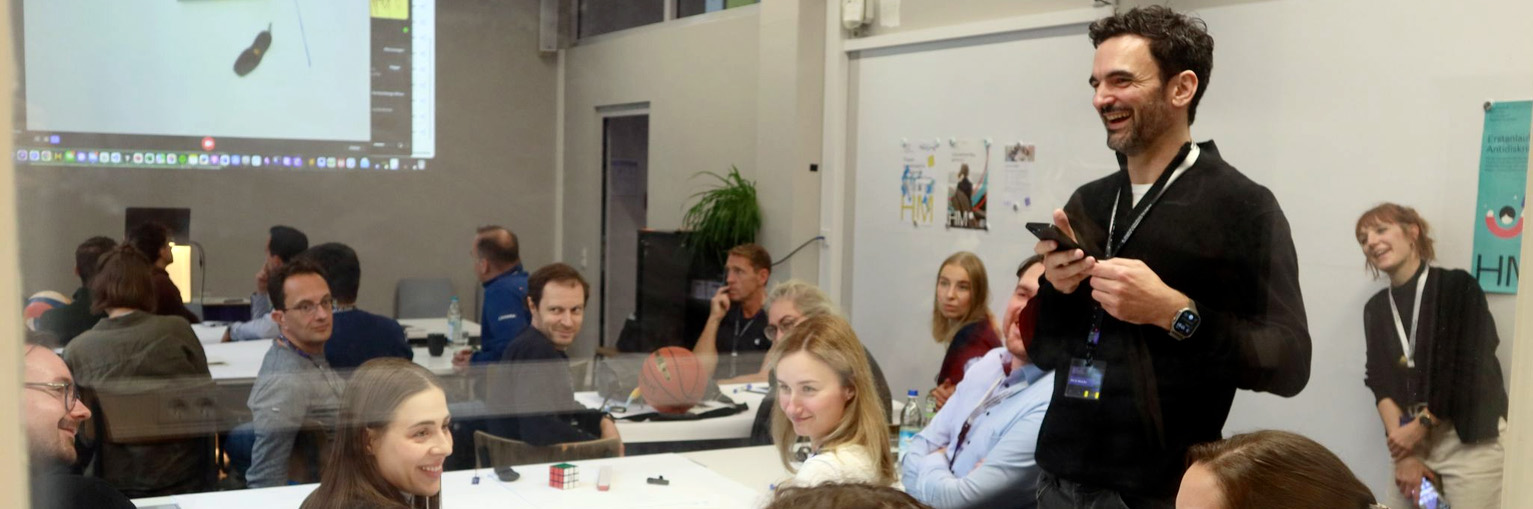 Prof. Dr. Marin Zec im Workshop mit Teilnehmenden des Zertifikatsprogramms KI-Kompetenzen für die Praxis